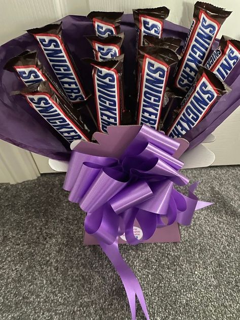 Snickers Bouquet Diy, Snickers Chocolate Aesthetic, Chocolate Bouquet Aesthetic, Snickers Bouquet, Chocolate Bouquet Ideas, Candy Gifts Diy, Snickers Chocolate, Gift Me, Chocolate Bouquet Diy