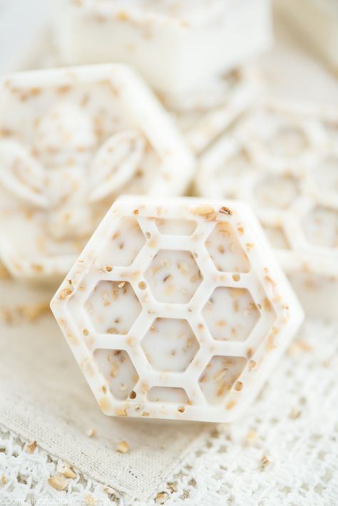 Handmade honey & oatmeal soap made with vanilla essential oil in a bee and honeycomb shape. Diy Bars, Diy Soap Bars, Savon Diy, Săpunuri Handmade, Bath Scrubs, Handmade Soap Recipes, Honeycomb Shape, Lush Products, Oatmeal Soap