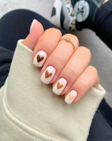 Easy Autumn Nail Art, Easy Nail Art Autumn, Simple Cute Nails Fall, Autumn Nails Cute, Fall Ideas Nails, Cute Fall Nail Ideas For Short Nails, Gel Nail Fall Designs, Cute Autumn Nails Short, Cute Autumn Nail Designs