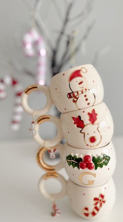 Cute Christmas Mug, Holiday Pottery, Cozy Christmas Decor, Christmas Cup, Painted Mugs, Cool Christmas Trees, Christmas Inspo, Ceramics Ideas Pottery, Christmas Decorations Ornaments