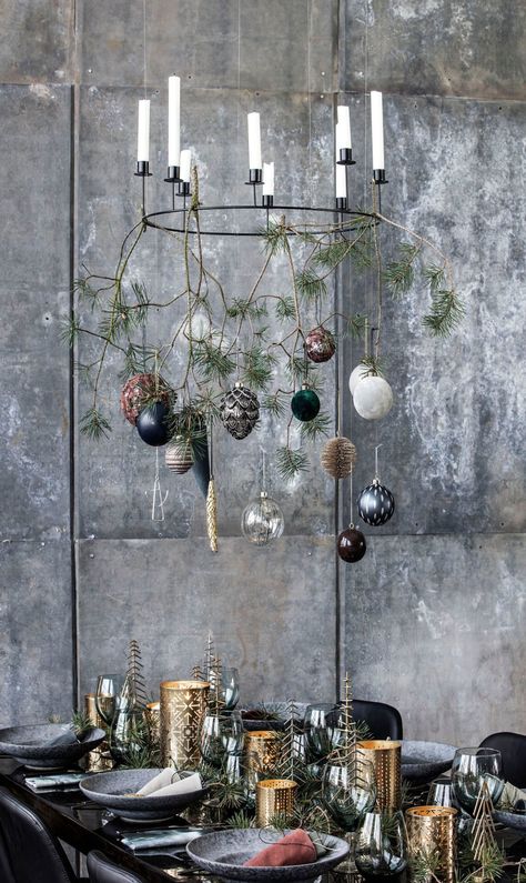 Scandinavian Holiday Decor, Navidad Natural, Scandinavian Holidays, Candle Wreaths, Ideas Hogar, Christmas Interiors, Christmas Trends, Metal Candle Holders, Metal Candle