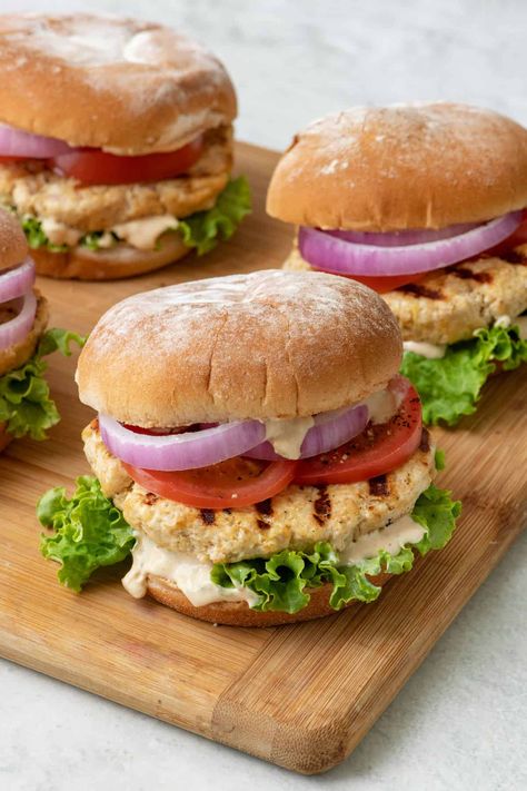 Homemade Chicken Burgers, Chicken Burger Patties, Grilled Chicken Burgers, Vegetarian Burgers, Grilled Burger Recipes, Ground Chicken Burgers, Feel Good Foodie, Juicy Grilled Chicken, Yogurt Chicken