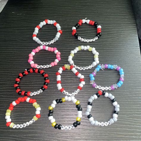 Hazbin Hotel Bracelet Ideas, Hazbin Hotel Bracelets, Bracelets Inspiration, Themed Bracelets, Kandi Ideas, Monster Hotel, H Hotel, Kandi Bracelets, Bead Charms Diy