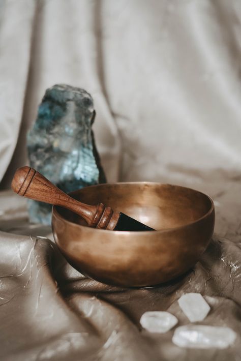 Medicine Pictures, Singing Bowl Meditation, Tibetan Bowls, Spiritual People, Sound Bath, Best Meditation, Tibetan Singing Bowls, Yoga Nidra, Mind Body Connection