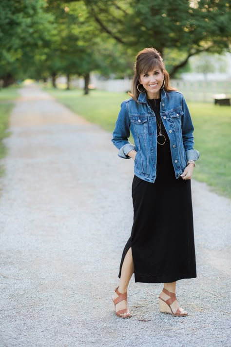 Black Maxi Dress + Denim Jacket - I could easily re-create this with my maxi skirt and a t-shirt.  Comfy and easy look! Dresses With Denim Jacket, Black Maxi Dress Outfit Ideas, Cyndi Spivey, Look Office, Jean Jacket Outfits, Silk Satin Dress, Gaun Fashion, Dress With Jean Jacket, Maxi Dress Outfit