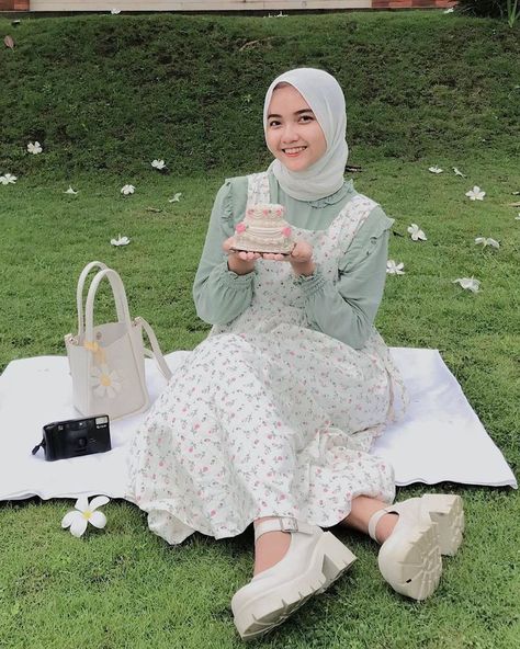 Ootd Aesthetic Vintage, Dress Birthday Hijab, Hijab Cottagecore Outfit, Ootd Overall Hijab Rok, Gaun Vintage Hijab, Picnic Looks For Women, Birthday Dress Hijab, Cute Pastel Outfits Aesthetic, Picnic Outfit Hijab