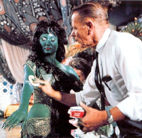 Fred Phillips applies makeup Susan Oliver, Star Trek Tv Series, Star Trek 1966, Star Trek Funny, Star Trek Tv, Star Trek Original Series, Star Trek Series, Star Trek Images, Star Trek Original