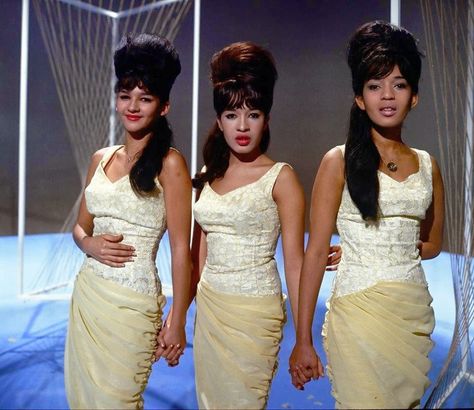 The Ronettes, 1960s. Singing Groups, Ronnie Spector, 60s Girl, The Ronettes, American Bandstand, Soul Singers, Three Women, Vintage Black Glamour, Swinging Sixties