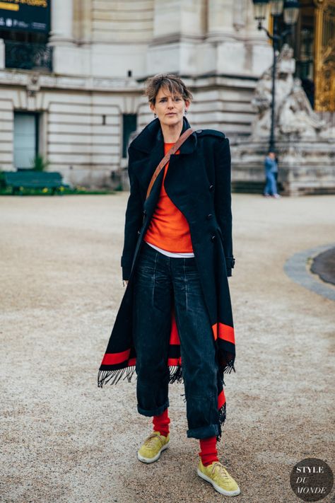 Paris SS 2020 Street Style: Stella Tennant Stella Tennant Style, 2020 Street Style, Red Outfits, Stella Tennant, Style At A Certain Age, Reportage Photography, Style Steal, Style Spring, Red Outfit