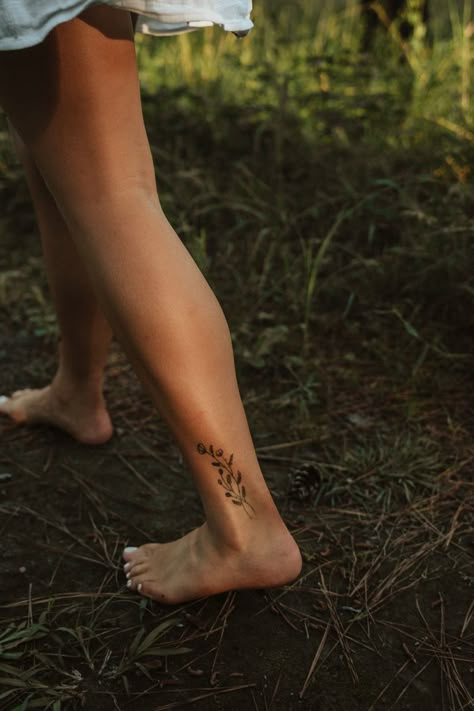 Tattoo Ankle Placement, Women Sleeve Tattoo Ideas Nature, Crunchy Tattoos, Nature Tattoos Minimalist, Nature Small Tattoo, Earthy Ankle Tattoo, Earthy Vibe Tattoo, Nature Ankle Tattoo, Minimalist Earthy Tattoos