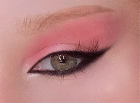 Pink eyeshadow, black eyeliner, smokey eyeliner, black and pink eyeshadow, pink makeup Black And Pink Eyeshadow, Eyeliner Smokey, Eyeshadow Pink, Eyeshadow Black, Smokey Eyeliner, Eyeliner Black, Goth Makeup, Pink Eyeshadow, Pink Makeup