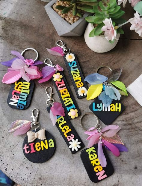 Name Keychain Diy, Key Chains Diy Handmade, Craft Keychain, Kids Art Party, Diy Crafts Keychain, Clay Keychain, Polymer Clay Flower Jewelry, Name Keychain, Handmade Keychains