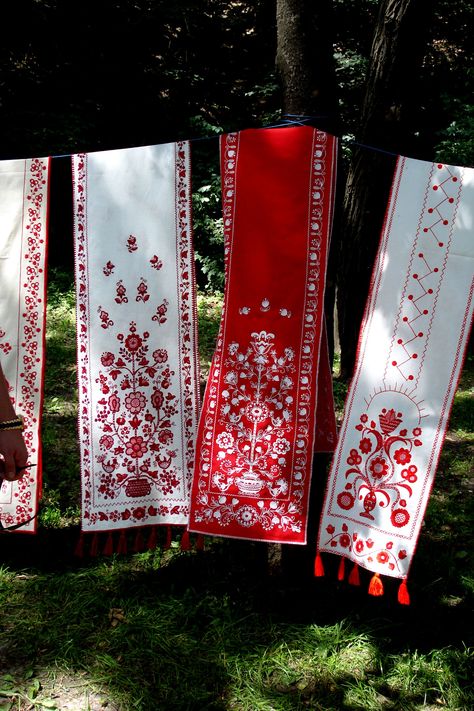 Rushnyk - Ukrainian embroidered and woven ritual cloth. Ukranian Folk Embroidery Patterns, Ukrainian Wedding Rushnyk, Ukrainian Wedding Aesthetic, Rushnyk Pattern, Ukrainian Embroidery Patterns, Ukrainian Decor, Ukranian Embroidery, Slavic Pattern, Ukrainian Folklore