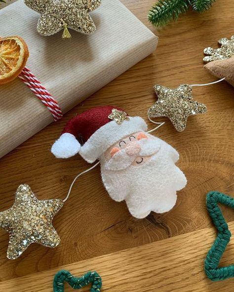 Felt Christmas Garland Ideas, Santa Garland, Home Christmas Decorations, Himemade Cheistmas Tree Garland, Christmas Felt Garland Diy, Felt Diy Projects, Things To Make With Felt, Christmas Sewing Crafts, Felt Xmas Decorations