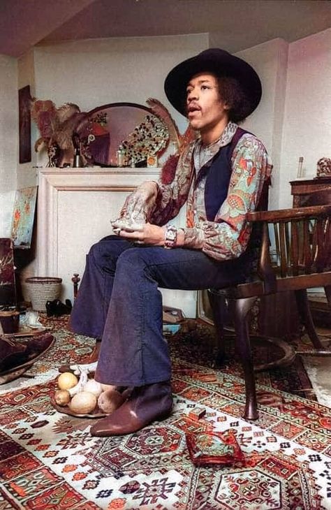 70s Fashion Men, Jimi Hendrix Poster, Hippie Men, 1960s Hippie, Cowboy Aesthetic, Jimi Hendrix Experience, Hippie Aesthetic, Mens Outfit Inspiration, 1960s Fashion