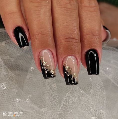 Black And Gold Nails Classy, Black And Nails Gold, Vegas Acrylic Nails Ideas, Black Nails For A Wedding, Black And Gold Nails Short Simple, Nail Art Design Black And Gold, Black And Gold Acrylic Nails Short, Short Black And Gold Nail Designs, Nails Inspiration Black And Gold