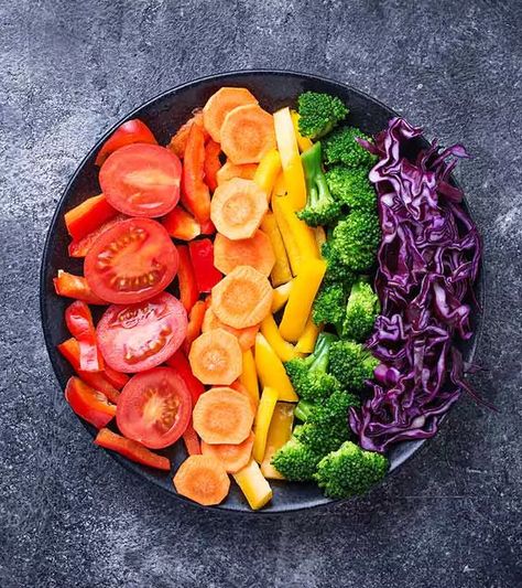 Rainbow Diet, Green Fruits And Vegetables, Bag Of Chips, Grilled Fruit, Grocery Shopping Bags, Healthy Meals To Cook, Eat The Rainbow, Raw Vegetables, Budget Friendly Recipes