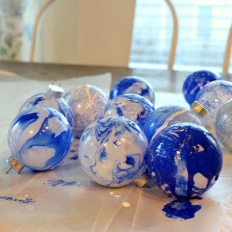 DIY Nail Polish Ornaments Diy Marbled Ornaments, Nail Polish Christmas Ornaments, Nail Polish Dipped Water Marbling, Nail Polish Ornaments Diy, Marble Ornaments Diy, Painting Ornaments Diy, Nail Polish Marbling Crafts, Marbled Ornaments, Polish Ornaments