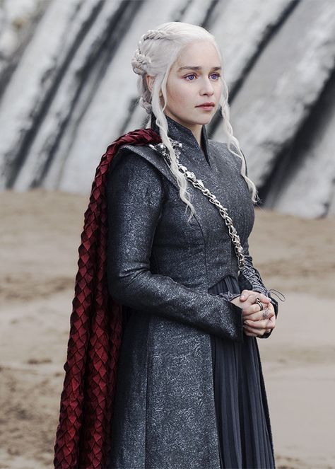 Daenerys Targaryen Outfits, Daenerys Costume, Daenerys Targaryen Dress, Game Of Thrones Pictures, House Of Targaryen, Emilia Clarke Daenerys Targaryen, Game Of Thrones Cosplay, Game Of Thrones Costumes, Daenerys Stormborn