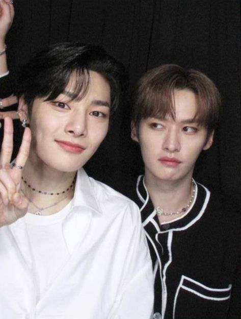 STRAY KIDS JEONGIN AND LEE KNOW AT KCONTACT 5 : SEPTEMBER 2021 #STRAYKIDS #JEONGIN #LEEKNOW Dance Mirrors, New Jeans Style, Love You Very Much, Best Sister, Grunge Photography, Reasons To Smile, Kids Icon, I Meet You, Kids Pictures