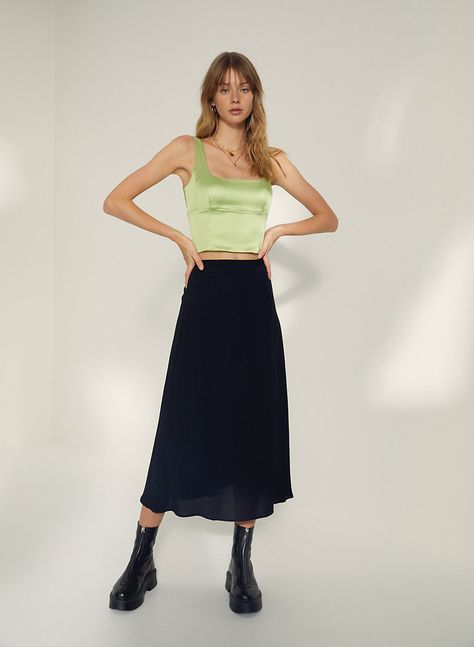 Midi Skirts Style, Skirts With Boots, Winter Skirt, 2020 Fashion, Fashion 101, Style Skirt, Beautiful Skirts, Vintage Skirt, A Line Skirt