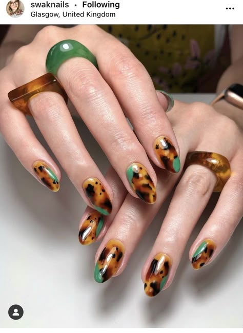 Short Square Nails Neon, Colors French Tip Nails, French Nails Swirl, Green Tortoise Shell Nails, Nails Short Autumn, Nail Design Short Square, Gradient Nails Fall, Nail Colors Pastel, Autumnal Nails