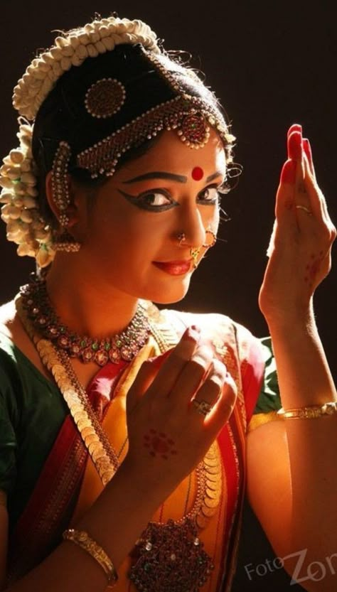 Dancer Portrait Photography, Baratha Natyam Photography, Bharatham Poses, Bharatnatyam Poses For Photoshoot, Bharatnatyam Makeup, Bharatanatyam Photoshoot, Bharathanatyam Photography, Bharatnatyam Aesthetic, Bharatanatyam Makeup