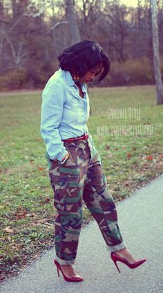 Camo Pants Outfit Idea How To Wear Camo Pants, What To Wear With Camo Pants, Camo Pants Outfit, Camouflage Fashion, Camouflage Outfits, Camo Outfits, Camo Jeans, Camo Fashion, Camouflage Pants