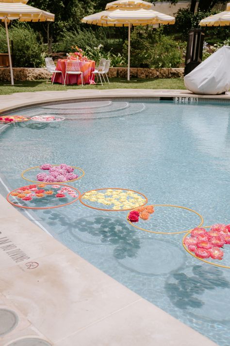 flowers floating in pool Wedding Pool Decorations, Floral Pool Party, Roka Decor, Floral Wedding Ideas, Pool Wedding Decorations, Swimming Pool Wedding, Wedding Pool Party, Haldi Decor, Pool Wedding