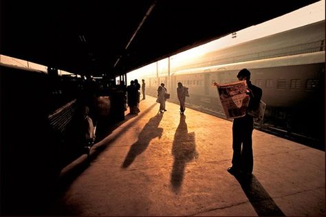 Old Delhi, 1983 Steve Mccurry Photos, Summer Family Pictures, Train Platform, Stage Photo, Andre Kertesz, Steve Mc, Afghan Girl, Steve Mccurry, Train Photography