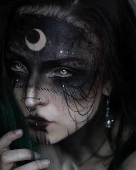 Ethereal Witch Aesthetic, Witch Eyes Makeup, Viking Warrior Makeup, Dark Witch Makeup, Dark Ethereal Aesthetic, Halloween Witch Makeup, Dark Fairy Makeup, Witch Makeup Ideas, Dark Witch Aesthetic