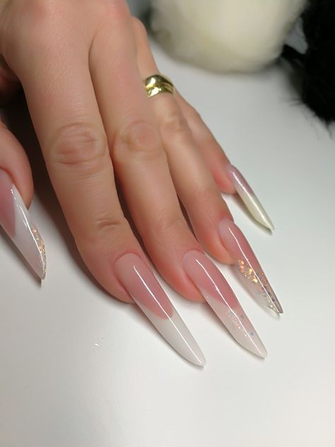 White Nails Acrylic Almond Long, White Edge Nails, Stiletto Nails White Designs, Long White Stiletto Nails, White And Gold Stiletto Nails, Cream Stiletto Nails, Almond Stiletto Nails, Edge Nails, Glow Nails