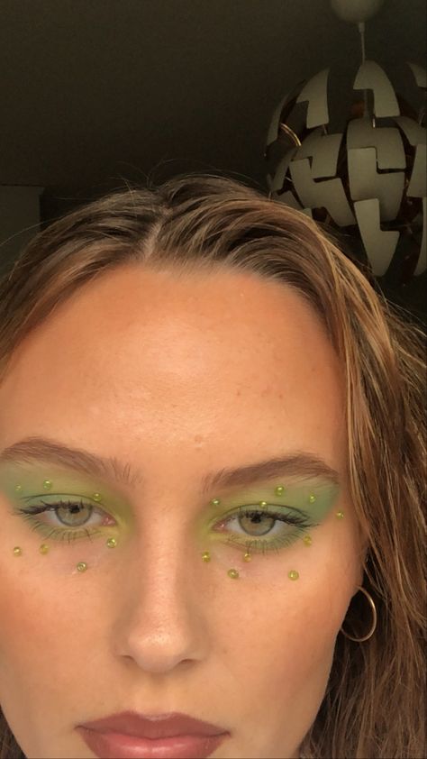 Green Freckles Makeup, Hooded Eye Green Eyeshadow, Euphoria Makeup For Hooded Eyes, Brown Euphoria Makeup, Green Makeup With Pearls, Green Makeup For Hooded Eyes, Green Festival Makeup Looks, Gem Makeup Hooded Eyes, Green Eyeshadow Looks Hooded Eyes