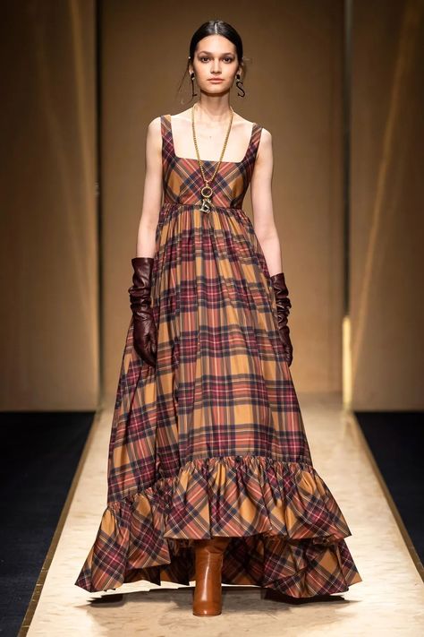 Tartan Fashion, Estilo Hippie, Fashion Forever, Milano Fashion Week, Plaid Fashion, 가을 패션, Plaid Dress, Tartan Plaid, Outfits Casuales