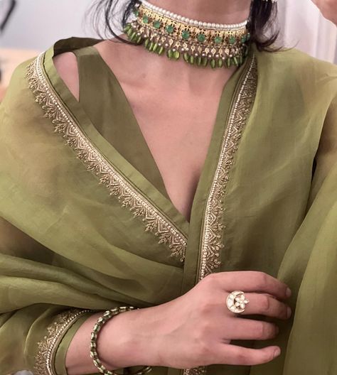 Simple Saree Designs, Indian Accessories, Fashionable Saree Blouse Designs, Saree Designs Party Wear, Traditional Indian Outfits, Designer Saree Blouse Patterns, Trendy Dress Outfits, Saree Trends, Trendy Blouse Designs