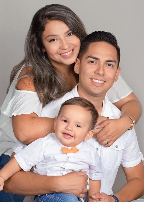 Family Photo Gallery, Jcpenney Portraits, Studio Family Portraits, Family Potrait, Family Photo Studio, Baby Birthday Photoshoot, Family Studio Photography, Studio Photoshoot Ideas, Family Photos With Baby