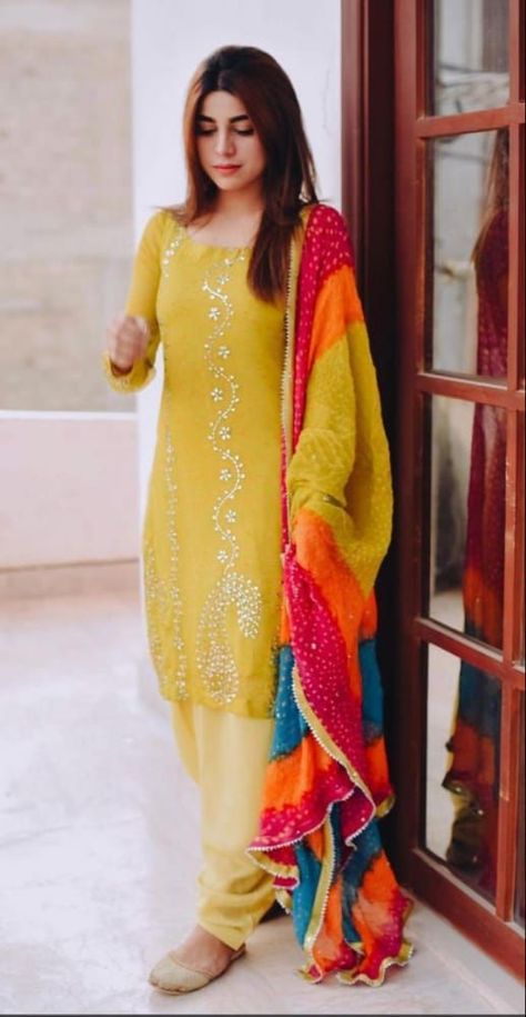 Gorgeous mehndi mayo dresses for bridal Chunri Dupatta With Plain Suit, Bandini Dupatta, Kinari Design, Mayon Dress, Simple Mehndi Dresses, Mayon Dresses, Eid Outfit Ideas, Plain Suit, Mehndi Dresses