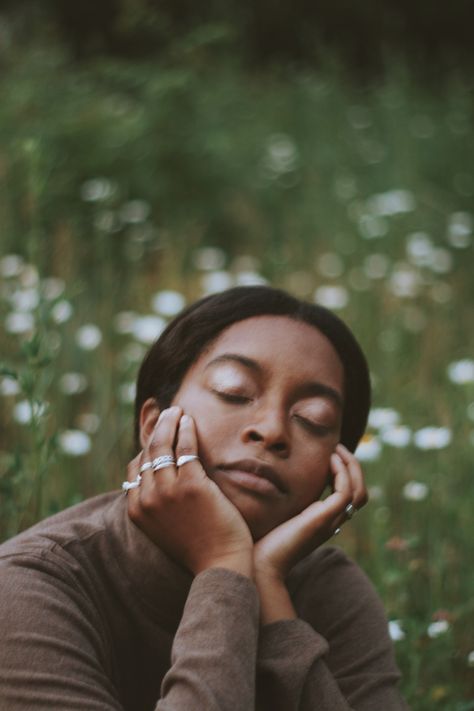 Artsy Headshots Women, Earthy Portraits Photography, Branding Headshots Outdoors, Vulnerable Poses, Nature Headshots, Woman Nature Photoshoot, Nature Portrait Photography, Outdoor Headshots, Photoshoot Women