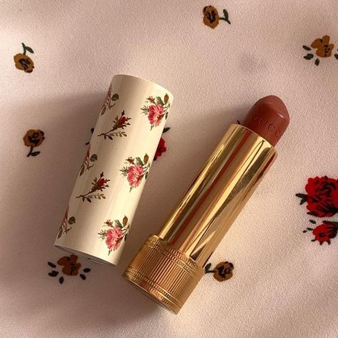 Vintage aesthetic
Aesthetic
Lipstick
Flower
Red lipstick
Queen
Vintage red Lipstick Aesthetic, Fancy Makeup, Makeup Items, Red Lipstick, Hermione Granger, Makeup Essentials, Makeup Kit, Cute Makeup, Aesthetic Makeup