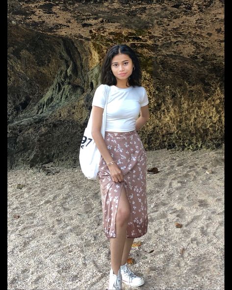 Outfit Pantai Korea, Simple Beach Outfit, Non Hijab, Girls Summer Outfits, Casual Chic Outfit, Kpop Outfits, Skirt Outfits, Pretty Dresses, Chic Outfits