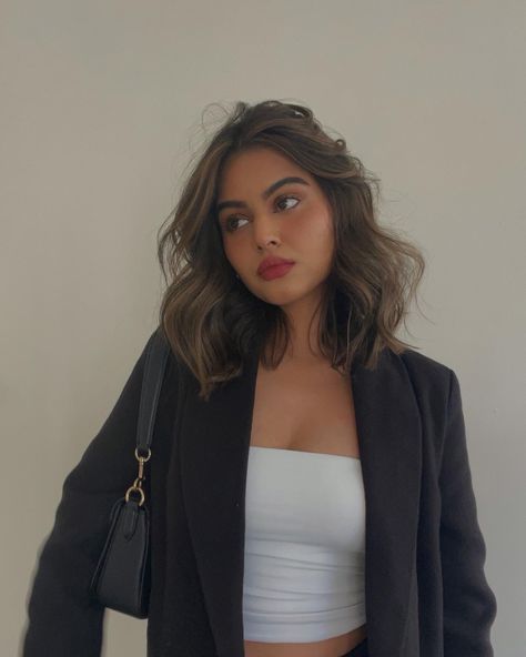 Short Hair Fall Aesthetic, Haircuts On Thick Hair, Wave Mid Length Hair, Short Hair And Dresses Outfit, Short Brown Hair Blowout, Short Hairstyle Women Curled, Dark Brown Hair Short Haircut, Curly Short Hairstyles Aesthetic, Chopping Hair Off