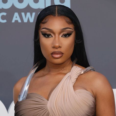 Est Gee, Female Artists Music, Exotic Makeup, Birthday Makeup Looks, Celebrity Makeup Looks, Cat Eye Makeup, Megan Thee Stallion, Spotify Apple, Celebrity Makeup Artist