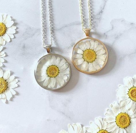 Flower-shaped Resin Jewelry Gift, Daisy Resin Necklace, Resin Pressed Flower Necklace, Resin Pendants Flower, Pendant Ideas, Flower-shaped Resin Earrings With Pressed Flowers, Flower Resin Jewelry, Pinup Couture, Resin Work