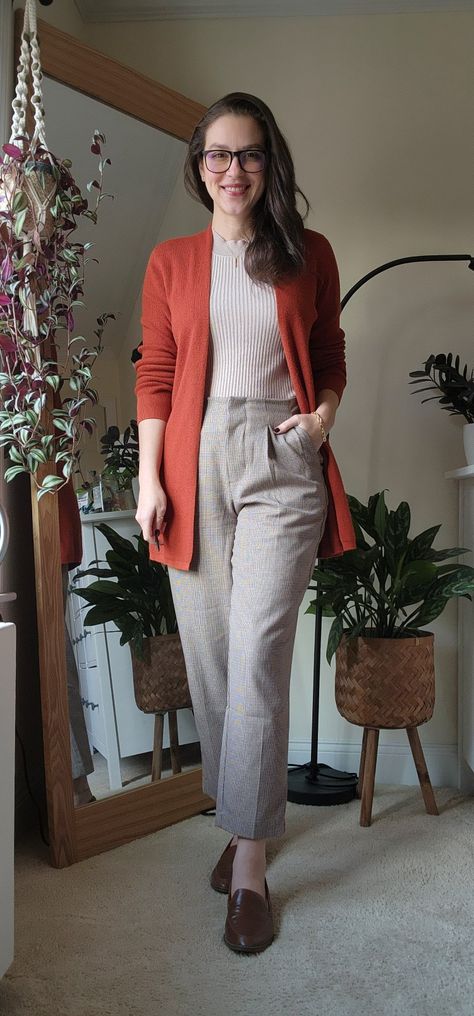 Mockneck sweater, long cardigan, high-rise pants and loafers. Mock Neck Outfit, Casual Office Fashion, Casual Office Outfit, Minimalist Business Casual, Smart Casual Office, Mockneck Sweater, Office Casual Outfit, Office Outfit, Minimalist Business