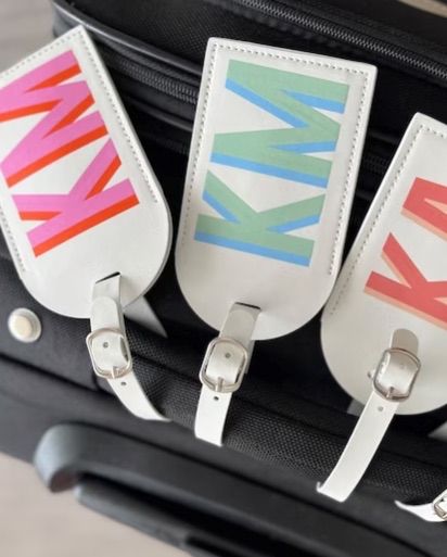 Adorable and trendy luggage tag finds! Add these to your bag at the next trip! Customized Luggage Tags, Travel Tags Ideas, Monogram Luggage Tags, Cricut Luggage Tags, Luggage Tags Printable, Luggage Decor, Dance Merch, Bachelorette Gift Ideas, Luggage Tags Diy