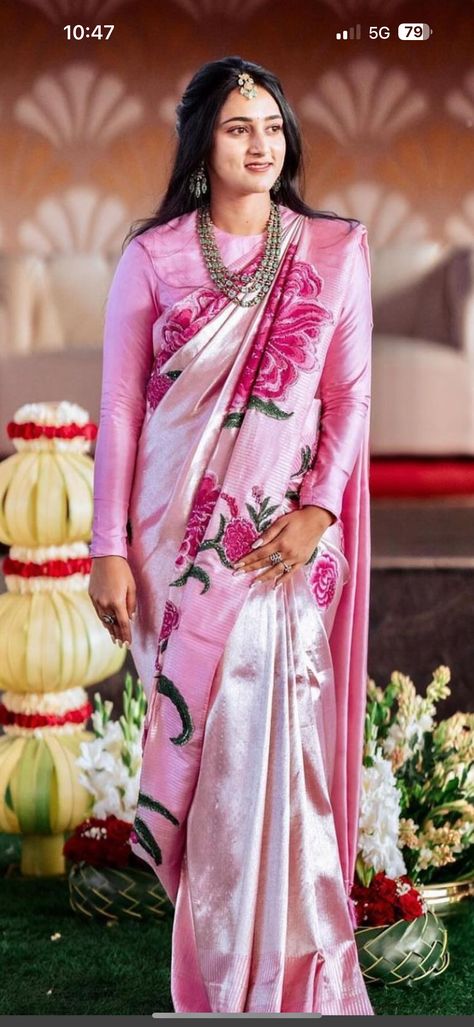 Sabyasachi Belt With Saree, Ivory Saree With Contrast Blouse, Pink Embroidery Saree, Banarasi Saree Blouse Design, Pink Saree Contrast Blouse, Pythani Sarees, Onion Pink Saree, Pacifier Necklace, Saree Wearing Styles