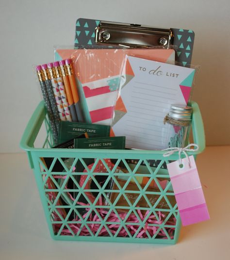 Stationary Hamper Gifts, Stationary Gift Basket Ideas, Planner Gift Basket, Office Supplies Gift Basket, Stationery Gift Ideas, School Supplies Teacher, Easy Teacher Gifts, Appreciation Gifts Diy, Teacher Gift Baskets