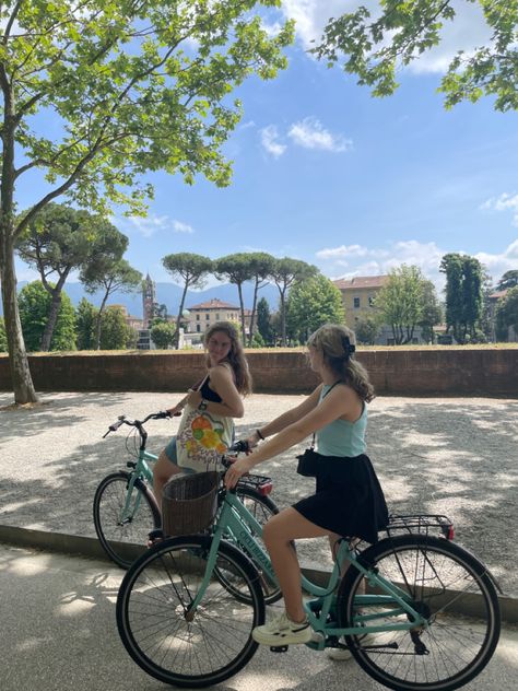 Biking In Italy, College In Italy, Student Life In Italy, Exchange Student Aesthetic Italy, Studying In Italy, Study Abroad Aesthetic Italy, Rome Study Abroad, Florence Study Abroad, Friends Riding Bikes