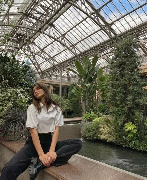 Botanical Garden Photo Shoot, Greenhouse Pictures, Madrid Aesthetic, Sunshine Photos, Old Pics, Summer Photoshoot, Garden Pictures, Garden Photos, Instagram Photo Inspiration