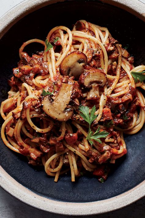 Veggie Bolognese Recipe, Mushroom Bolognese Vegetarian, Vegetarian Spaghetti Recipes, Mushroom Food Ideas, Mushroom Bolognese Sauce, Sour Treats, Best Bolognese Recipe, Spaghetti With Mushrooms, September Food